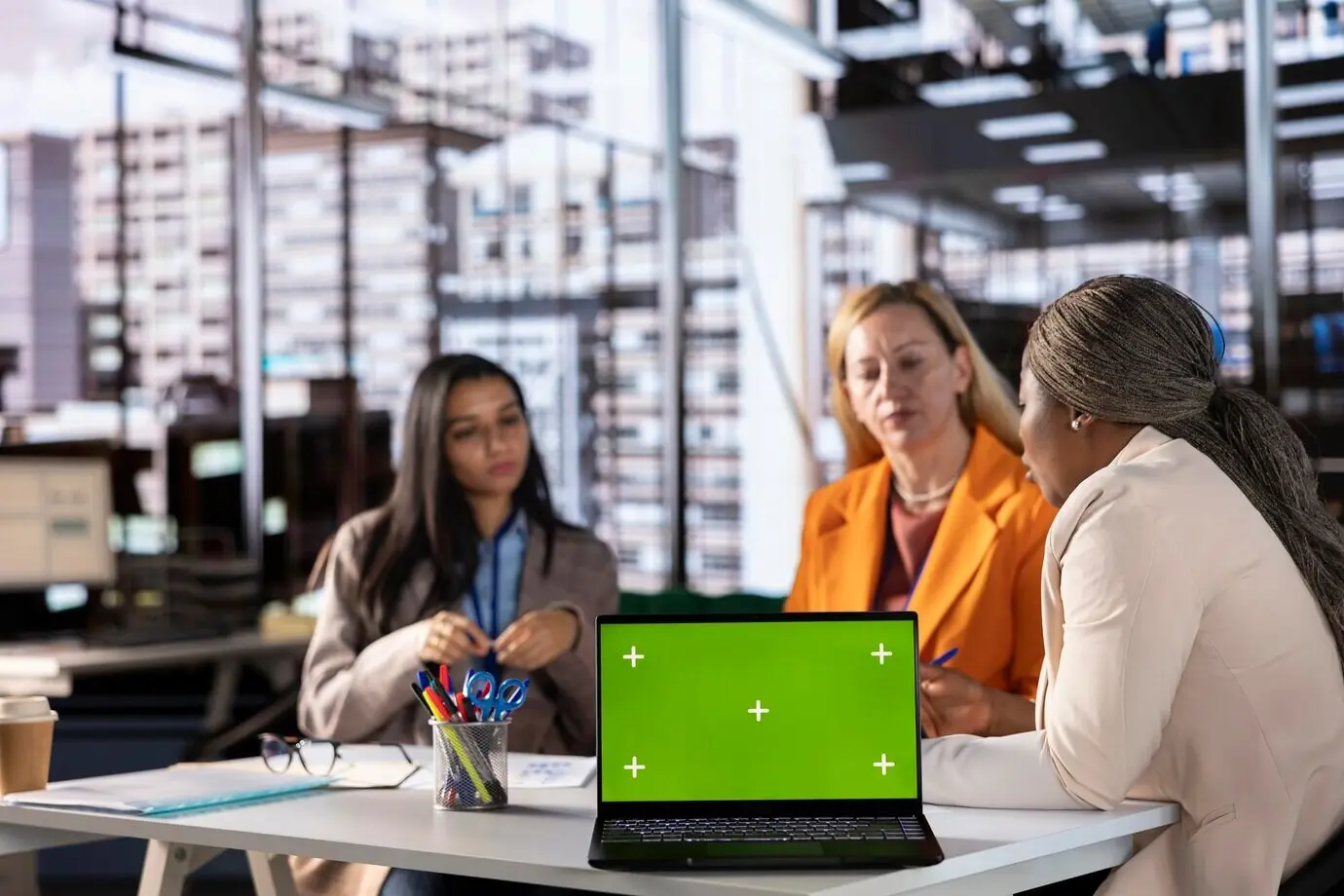 Команда ориентированных на цели генеральных менеджеров обсуждает цели рядом со свободным пространством для текста.