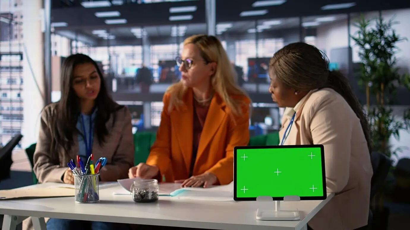 Группа деловых женщин обменивается идеями по новому проекту рядом с пустым пространством для текста.