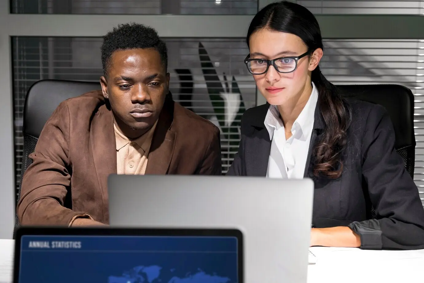 Члены бизнес-команды работают допоздна.